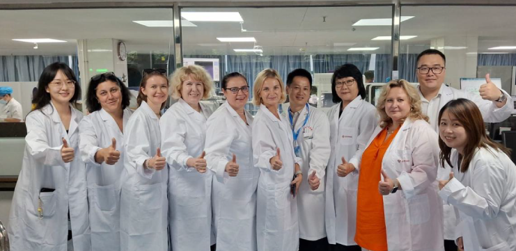 Команда ОМБ на заводе Shenzhen Dymind Biotechnology Co., Ltd в Китае
