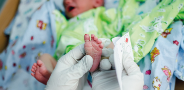 Один из способов понизить интенсивность боли при взятии крови у новорожденных